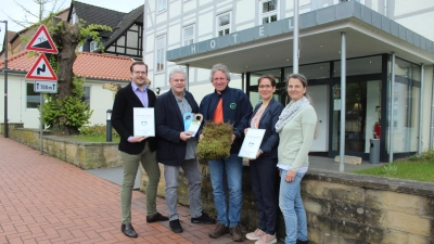Bei der Auszeichnung der ersten Naturpark-Partner (v.li.): Daniel Wirl, Ralf Meier , Thomas Beuster, Doreen Juffa und Dagnar Schmidt. (Foto: wb)