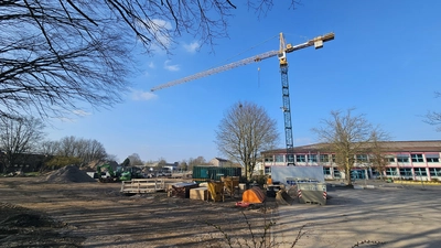 Im Bau: Im Schulzentrum Barne entsteht eine neue Sporthalle. (Foto: tau)