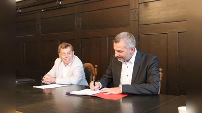 Damals noch zuversichtlich: Der ehemalige Bürgermeister Rolf-Axel Eberhardt und Jörn Tunat vom Bahnhofsmanagement Hannover bei der Unterzeichnung des Gestattungsvertrages.