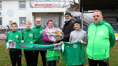 Vertreter des TSV Eintracht Bückeberge danken Heidi Suffrian für ihre Spende zur Unterstützung der TSV-Jugendarbeit. (Foto: bb)