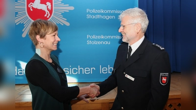 Gwendolin von der Osten, Präsidentin der Polizeidirektion Göttingen, gratuliert Michael Panitz zu seinem neuen Posten als Leiter des Polizeikommissariats Stadthagen. (Foto: Borchers, Bastian)