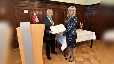 Das Verdienstkreuz am Bande wird an Karl-Heinz Frühmark von Bürgermeisterin Andrea Lange verliehen. <br> (Foto: ste)