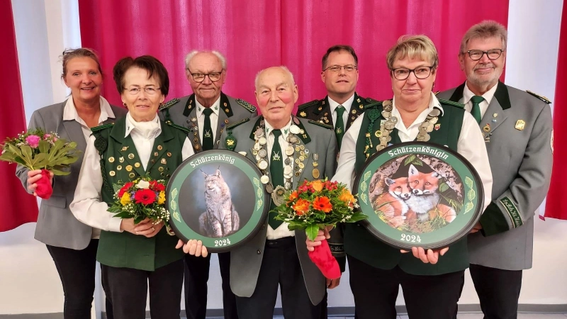 Die Majestäten (v.li.): Elke Rodloff, Marianne Rathey, Hans Pflug, Werner Blume, Frank Rohrsen, Angelika und Bernd Geweke. (Foto: privat)