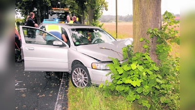 49-Jährige Autofahrerin schwebt  nach Baumunfall in Lebensgefahr (Foto: gi)