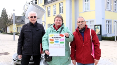 Karl-Heinz Oberlein (li.), Birgit Kramp und Herwich Kurz rufen zur Kundgebung „Für unsere Demokratie einsetzen“ in Bad Nenndorf auf. (Foto: bb)