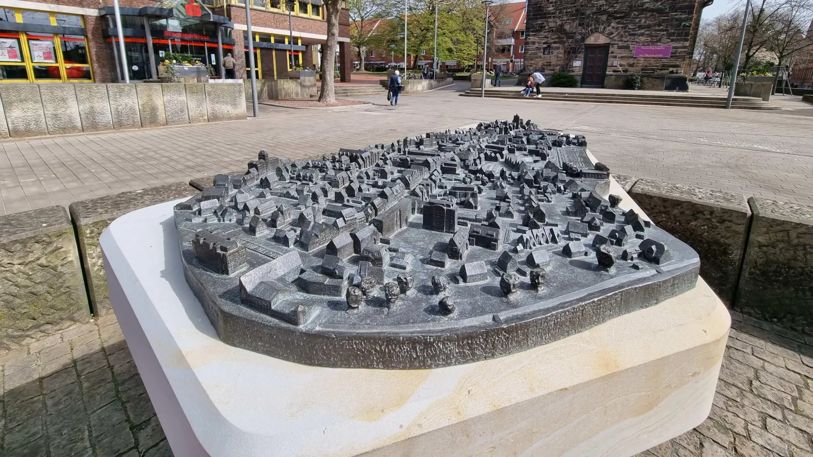 Treffpunkt Bronzestadtmodell: Hier beginnen häufig die Stadtführungen.  (Foto: tau)