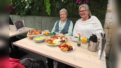 Genießen das Frühstück im Café Dornbusch: Elfriede Röbbing und Rita Thielke.