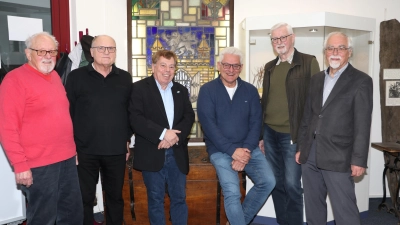 Aus dem Heimatverein (v.li.): Heinz-Jürgen Baumgarten, Kurt Kostbar, Rolf-Axel Eberhardt, Dieter Kohser, Norbert Tornow und Manfred Rasche. (Foto: gi)