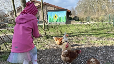 Von und mit Hühnern lernen: Das „Hühnermobil“ macht Station in der Lebenshilfe-Kita. (Foto: privat)
