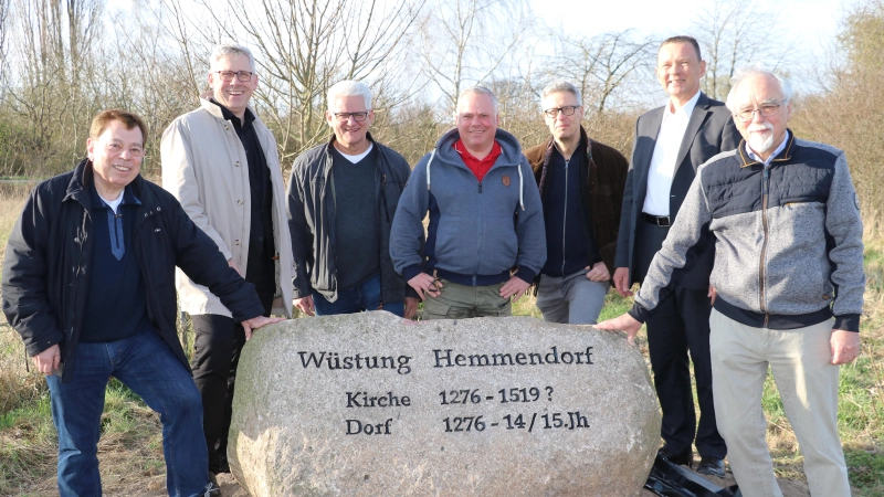 Hinterm Stein (v.li.): Rolf-Axel Eberhardt, Carsten Piellusch, Dieter Kohser, Lars Lockemann, Klaus Fesche, Frank Wiebking und Manfred Rasche. (Foto: gi)