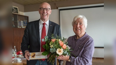 Eckhard Ilsemann gratuliert Christa Ehbrecht zu 40 Jahren Mitgliedschaft. (Foto: wk)
