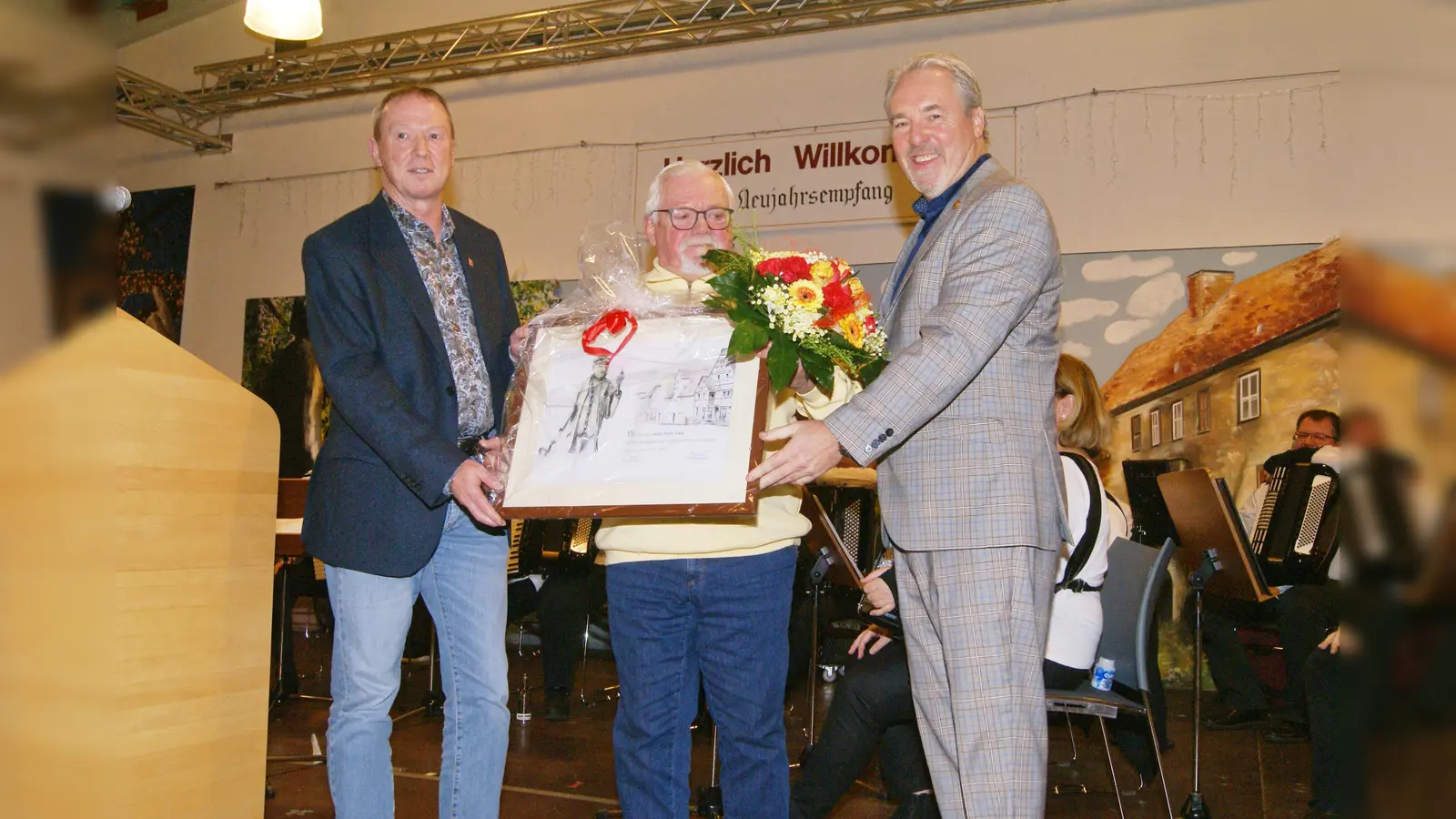 Per Urkunde wird Peter Faby durch Bürgermeister Wilfried Mundt (li.) und Samtgemeindedirektor Thomas Wolf als Fleckendiener ausgezeichnet. (Foto: gk)