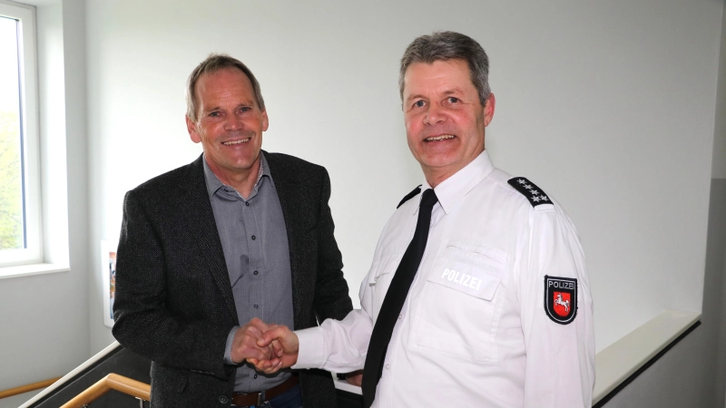 Polizeichef Thomas Broich (re.) verabschiedet Thorsten Thiele in den Ruhestand.  (Foto: gi)