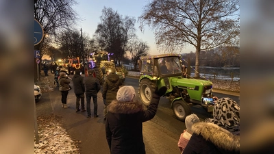 Beleuchtete Traktoren fahren durch Rintelns Straßen; zur Freude vieler Menschen, die an den Straßenrändern dem bunten Treiben zuschauen.  (Foto: ste)