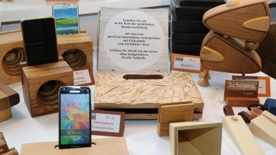 Tolle Idee: Eichenholz aus dem Steinhuder Meer verbessert den Musikklang des Smartphones.  (Foto: gi)