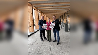 Thorsten Rudolf, Priv.-Doz. Dr. Lu Seegers und Fritz Klebe stellen das Buch „Holz macht Schule. Baukultur in Norddeutschland” vor.  (Foto: ste)