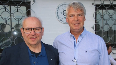 Thomas Silbermann und Axel Brockmann (v.l.) freuen sich über die Wiedereinführung der Saisonkarten für das Freibad Bokeloh.  (Foto: gi)