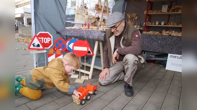 Holzspielzeug stößt bei den jüngsten Besuchern auf großes Interesse. 