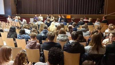 Chance verpasst. 100 Schüler erlebten keine Diskussion zu Europa. (Foto: gk)