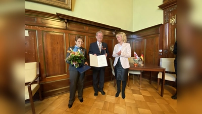 Für ihre 20-jährige ehrenamtliche Arbeit im Hospizveein erhalten Ingeborg und Hans-Joachim Schumer von Bürgermeisterin Andrea Lange das Bundesverdienstkreuz am Bande. <br> (Foto: ste)
