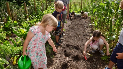 Sind eifrig dabei: Die Kinder bereiten eines der Beete für eine Pflanzung vor. (Foto: tau)