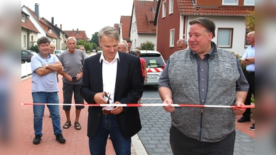 Bürgermeister Oliver Theiß (li.) und Bau-Ausschussmitglied Andreas Ahnefeld eröffnen die Straße am Johannishof.  (Foto: Borchers, Bastian)