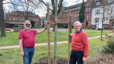 Sie haben Pflanzen und Bäume an einen anderen Standort versetzt (v.li.): Gärtner Frank Kempe und Gärtnermeister Heinz Worat. (Foto: privat)