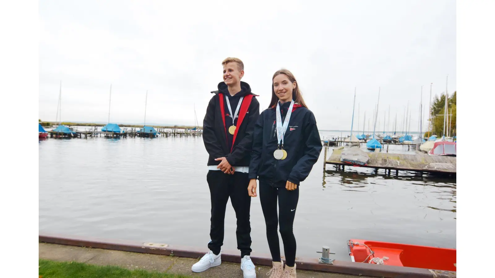 Zeigen ihre Medaillen: Leon Senftleben und Mirja Dohle. (Foto: tau)