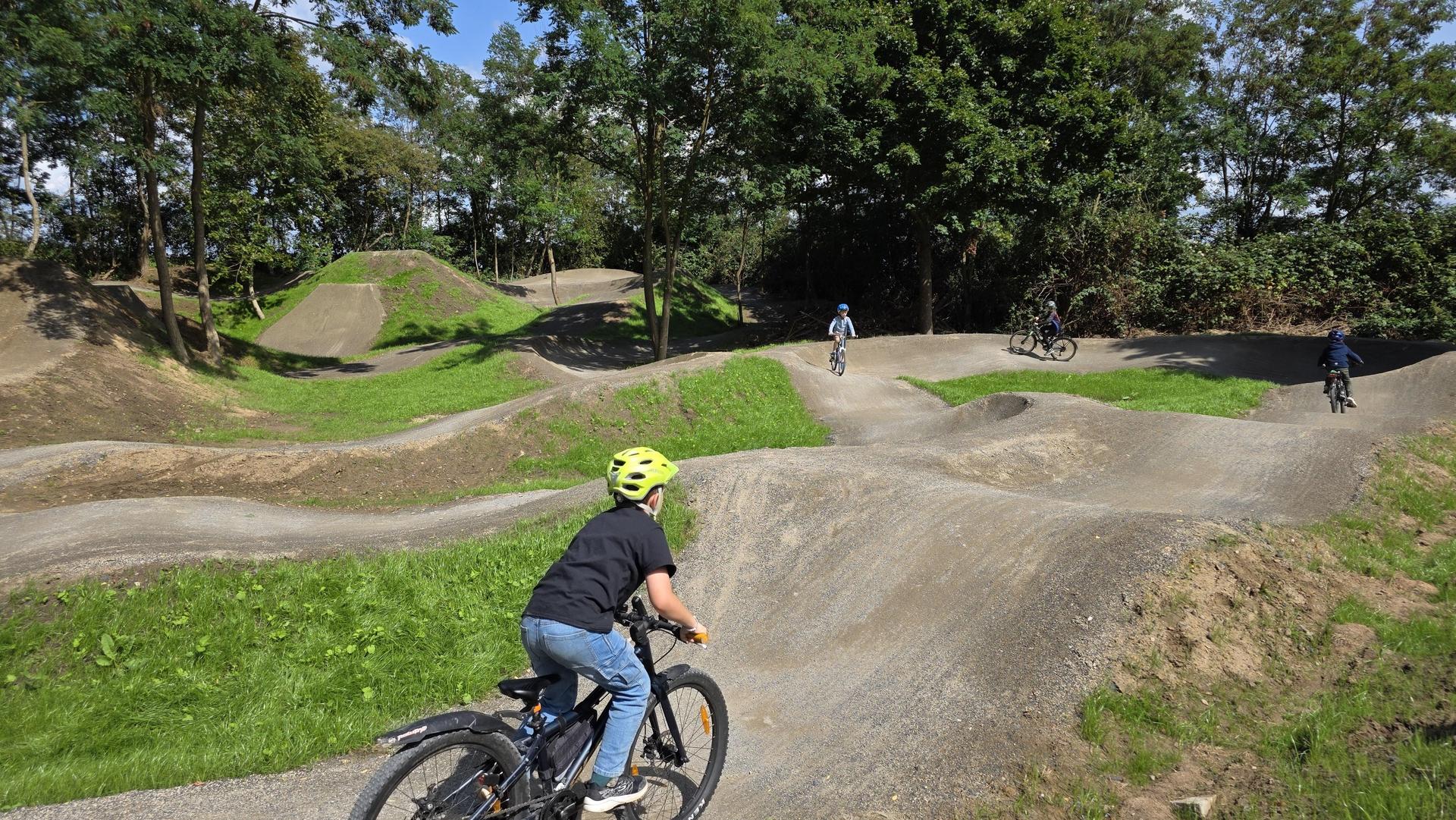 Nach der Freigabe: Erste Eindrücke vom Bikepark an der Reiterkuhle. (Foto: tau)