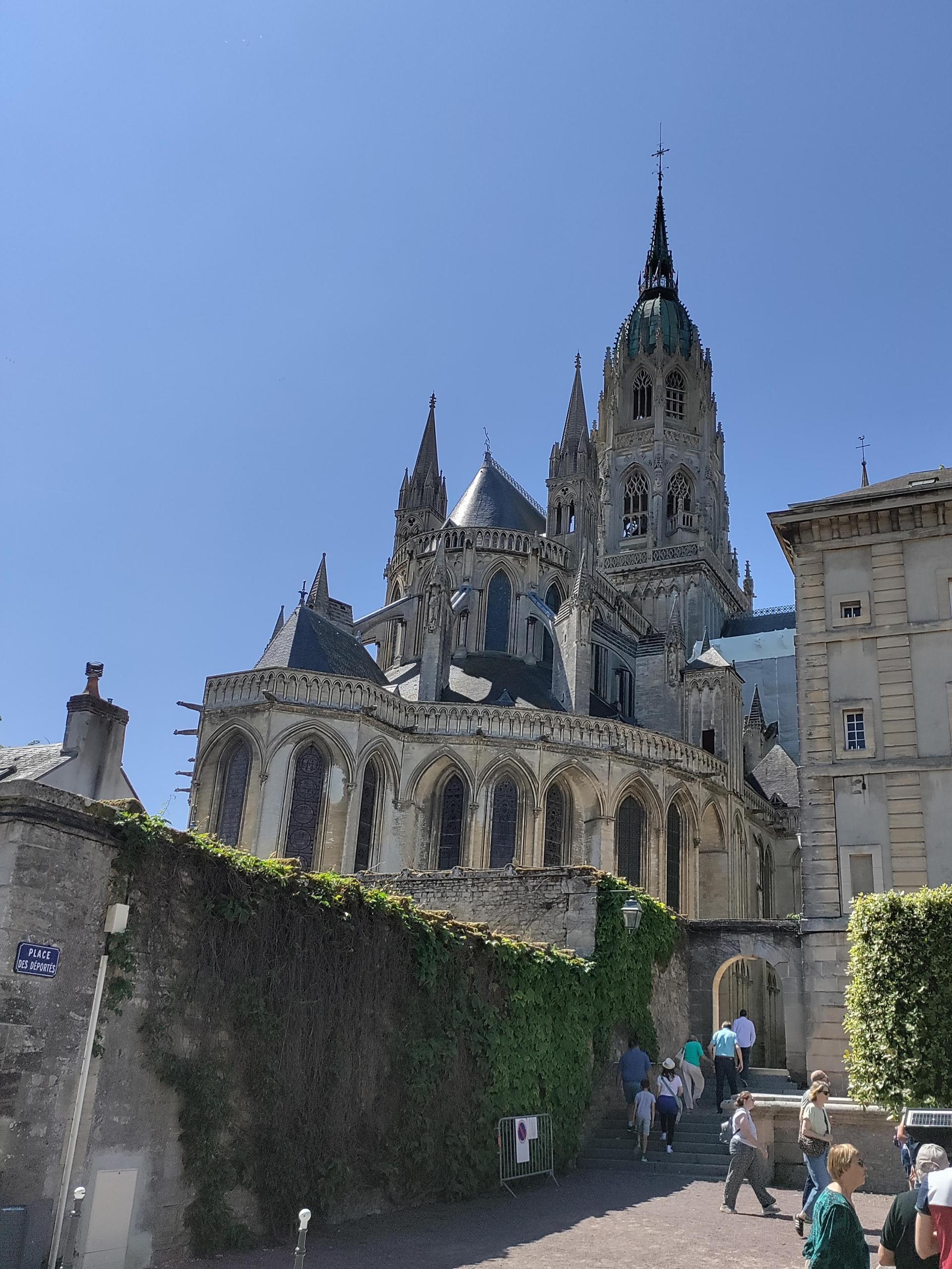 Teil des Ausflugsprogramms: Ein Besuch der Kathedrale Bayeux. (Foto: privat)