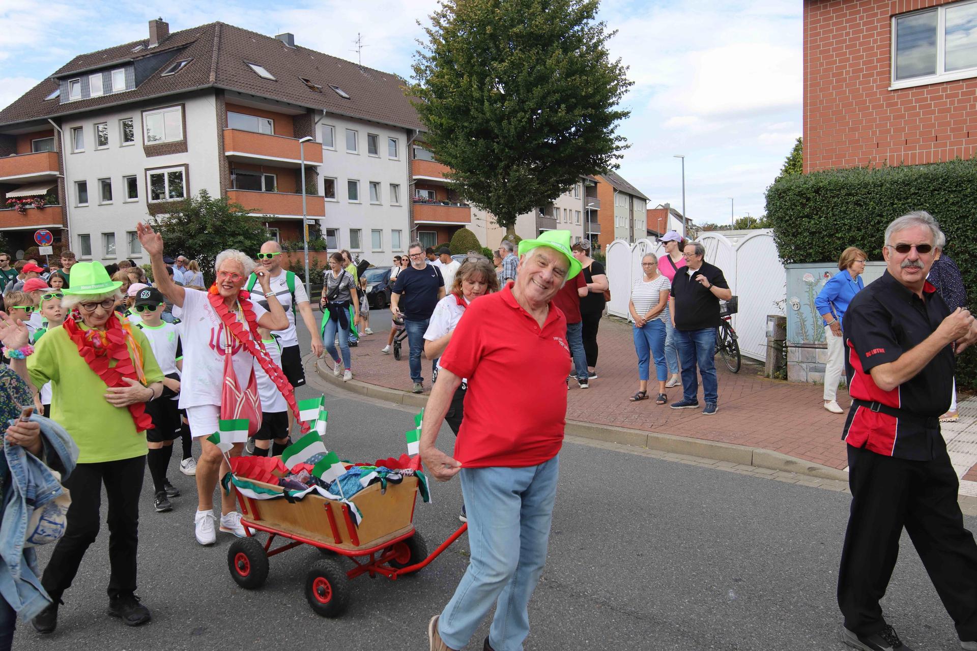 Eindrücke vom großen Festumzug. (Foto: tau)