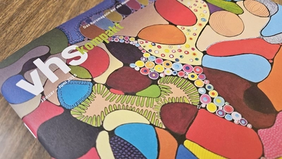 Liegt zum Mitnehmen aus: Das Kursmagazin vhs kompakt. (Foto: tau)