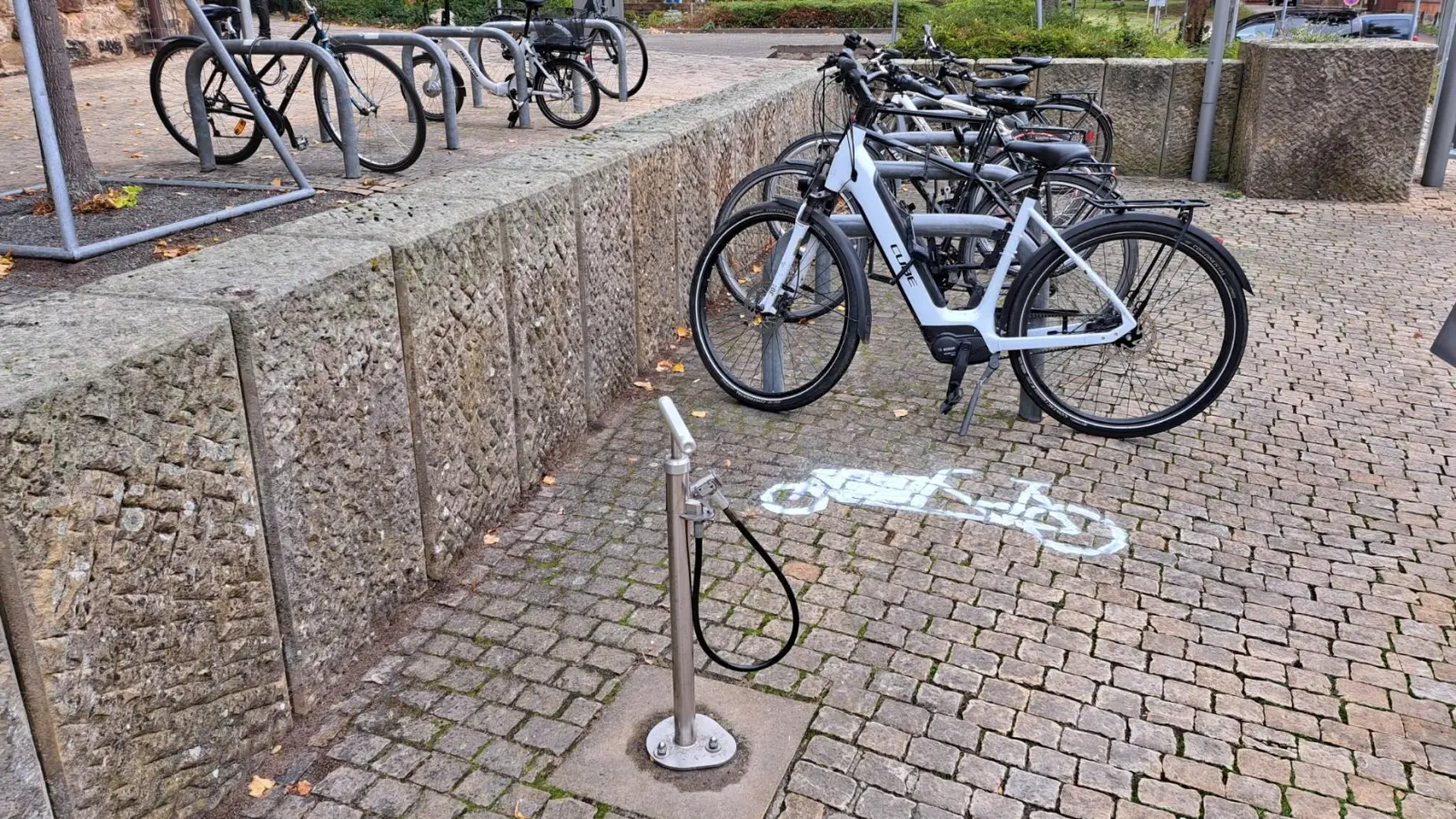 Die Markierung zeigt es an: Ein Stellplatz für Lasten- und Spezialfahrräder. (Foto: Stadt Wunstorf)