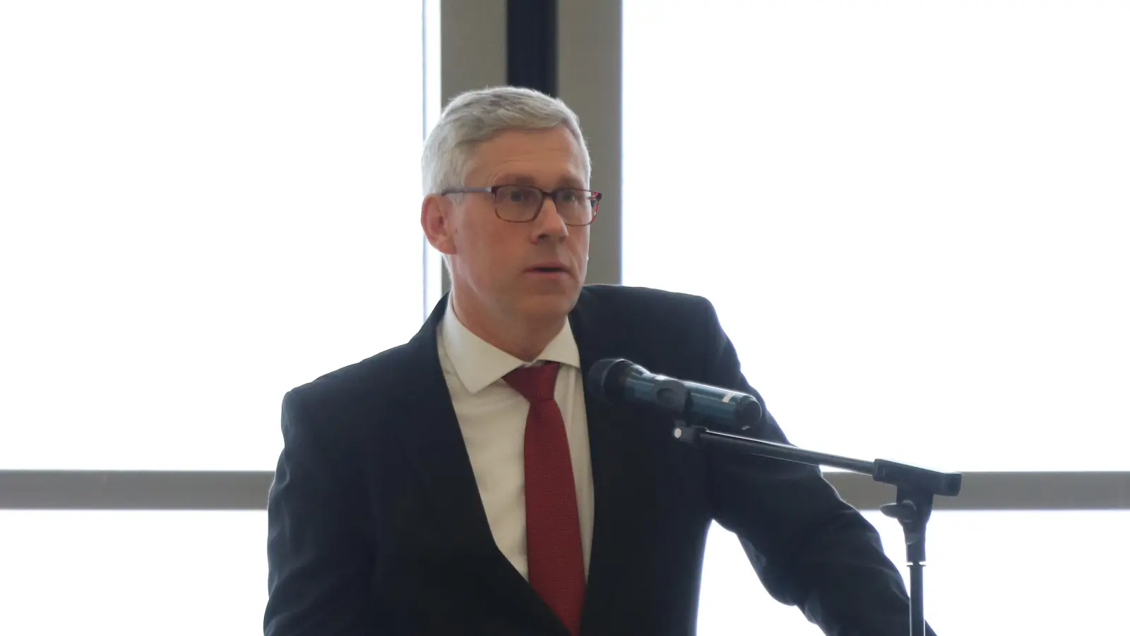 Während seiner Neujahrsansprache auf dem Fliegerhorst: Bürgermeister Carsten Piellusch. (Foto: gi)