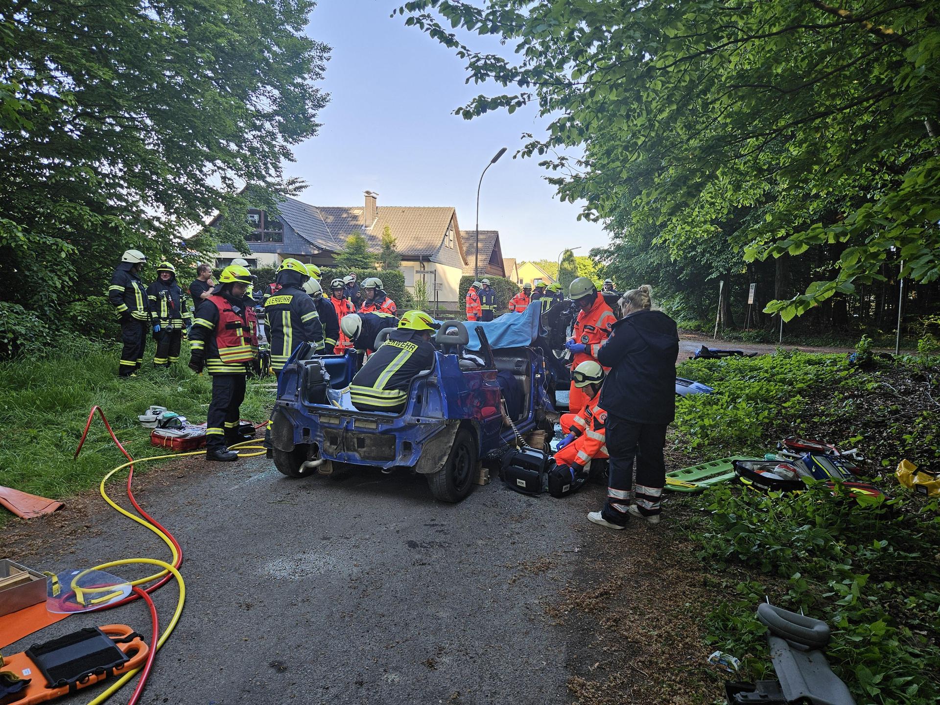 Beim Übungseinsatz unter realistischen Bedingungen: Rettungskräfte der Feuerwehr und der Johanniter. (Foto: Feuerwehr)