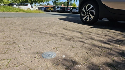 Im Boden eingelassen: Einer der Parksensoren. (Foto: tau)