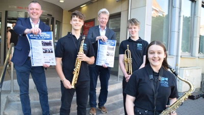 Freuen sich auf das Event: (v.l.n.r.) Fabian Grote (Sparkasse Schaumburg), Yannick Bruns (Ratsgymnasium, Saxophon), Andreas Meyer (Ratsgymnasium), Matthias Schweer (Ratsgymnasium, Trompete) Emma Lippert (Ratsgymnasium, Saxophon). (Foto: ab)