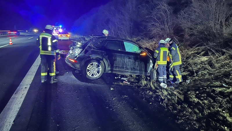 An der Unfallstelle: Die Einsatzkräfte der Feuerwehr. (Foto: Feuerwehr)