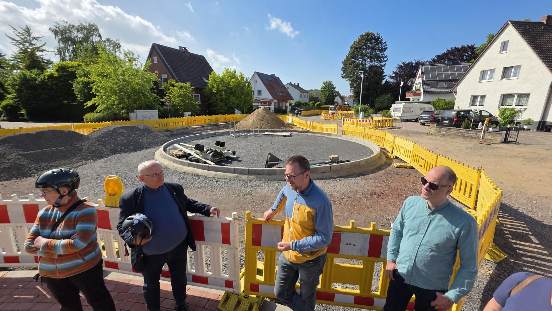 An der Baustelle Kreisverkehr: Die Mitglieder des Ortsrates. (Foto: tau)