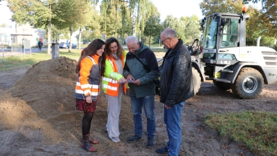 Schauen sich die Planung an (v.li.): Saskia Behnsen, Kerstin Neff, Frank Hessing und Franz Kühnen. (Foto: gi)