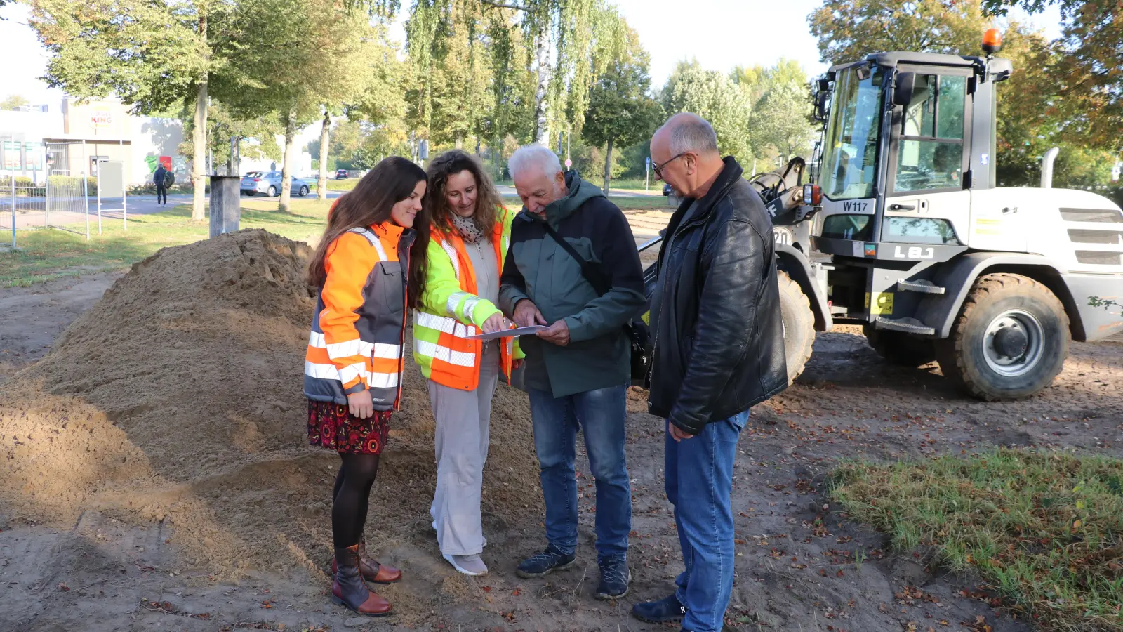 Schauen sich die Planung an (v.li.): Saskia Behnsen, Kerstin Neff, Frank Hessing und Franz Kühnen. (Foto: gi)
