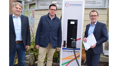 Aufsichtsrats-Vorsitzender Oliver Theiß, Vorsitzender der Gesellschafter-Versammlung Axel Wohlgemuth, Geschäftsführer der Stadtwerke Schaumburg-Lippe Dirk Rabeneck (v.l.n.r.) an der neuen Ladesäule auf dem Kundenparkplatz. (Foto: ab)