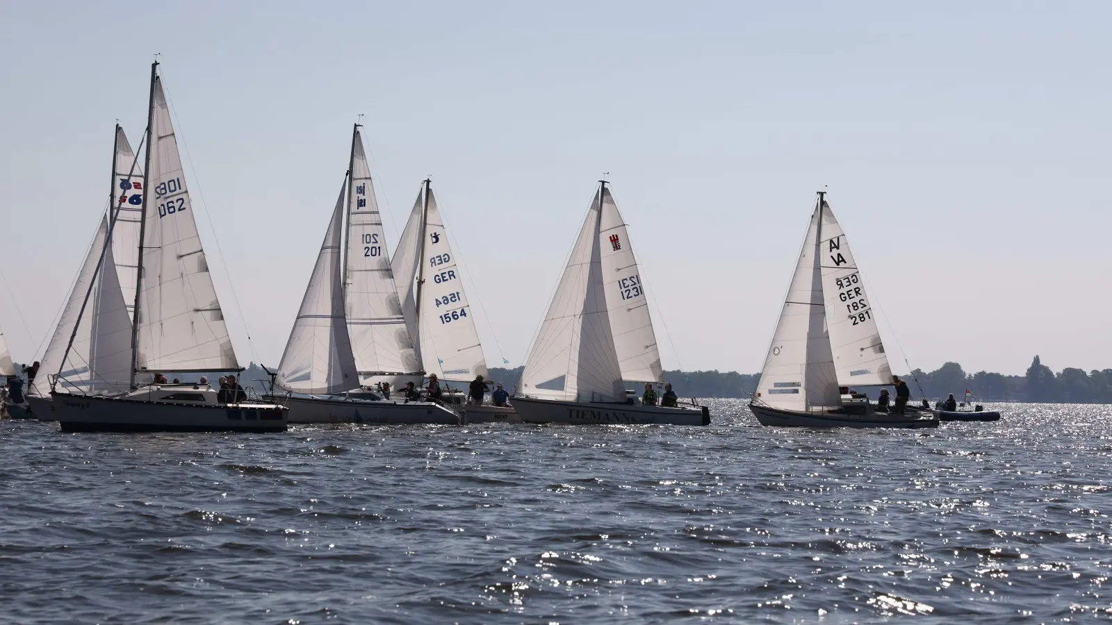 Stechen wieder in See: Die Dickschiffe bei der Yardstick-Regatta. (Foto: privat)