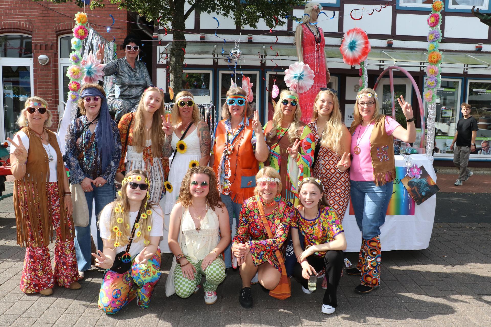 Farbenfroh wie immer: Die Teilnehmerinnen des Damenzuges.  (Foto: gi)
