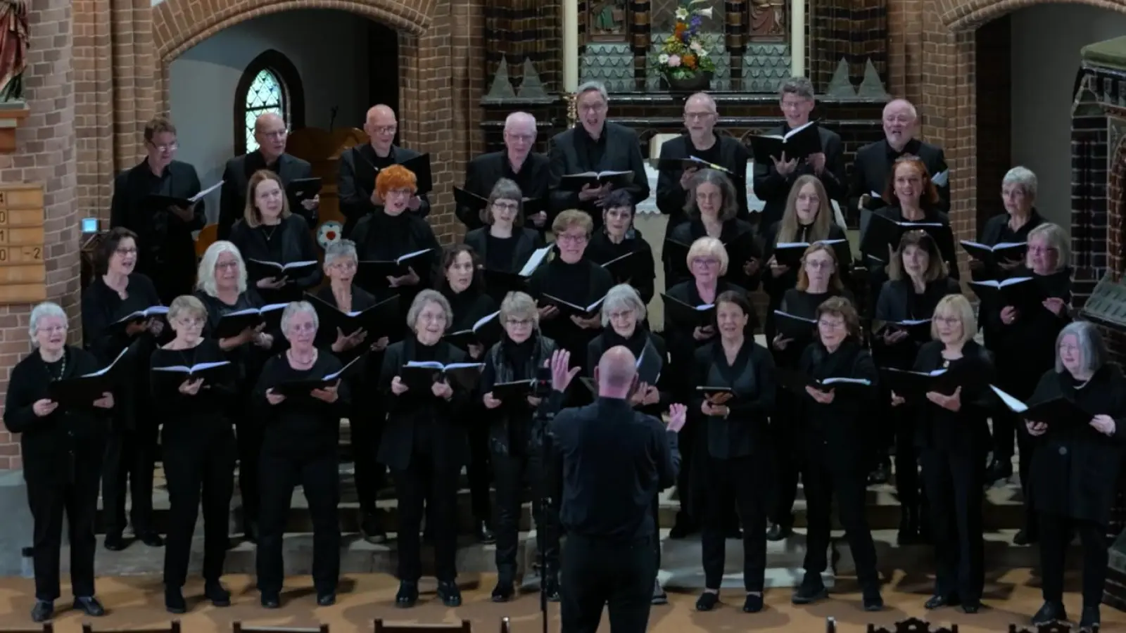 Beim Auftritt in der St.-Nicolai-Kirche Hagenburg: Der Kammerchor Schloß Ricklingen. (Foto: privat)