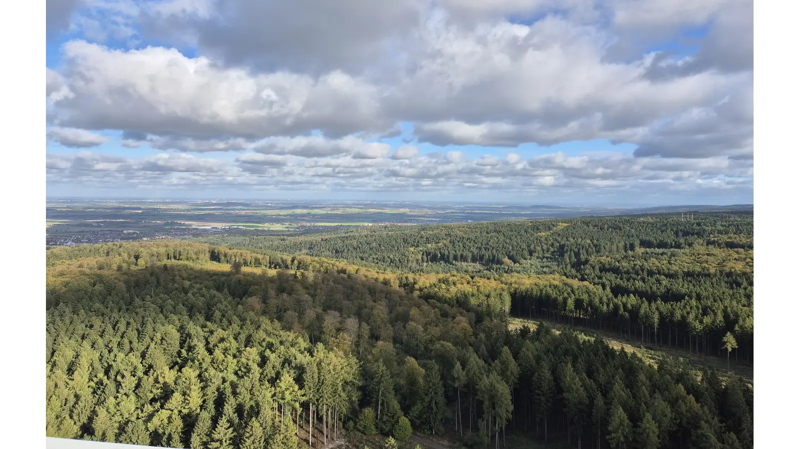 Die Einsatzkräfte aus Barsinghausen nutzten anschließend die Gelegenheit, die Aussicht von der Plattform des Fernmeldeturms zu genießen. (Foto: Feuerwehr Barsinghausen)