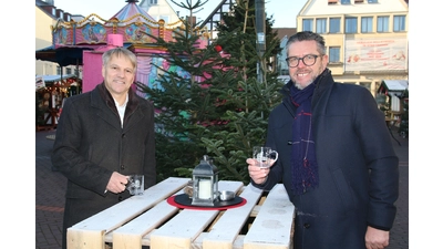 Bürgermeister Oliver Theiß (li.) und Christoph Jäger vom SMS laden zum Ausklang des Jubiläumsjahres auf den Weihnachtsmarkt.  (Foto: Borchers, Bastian)