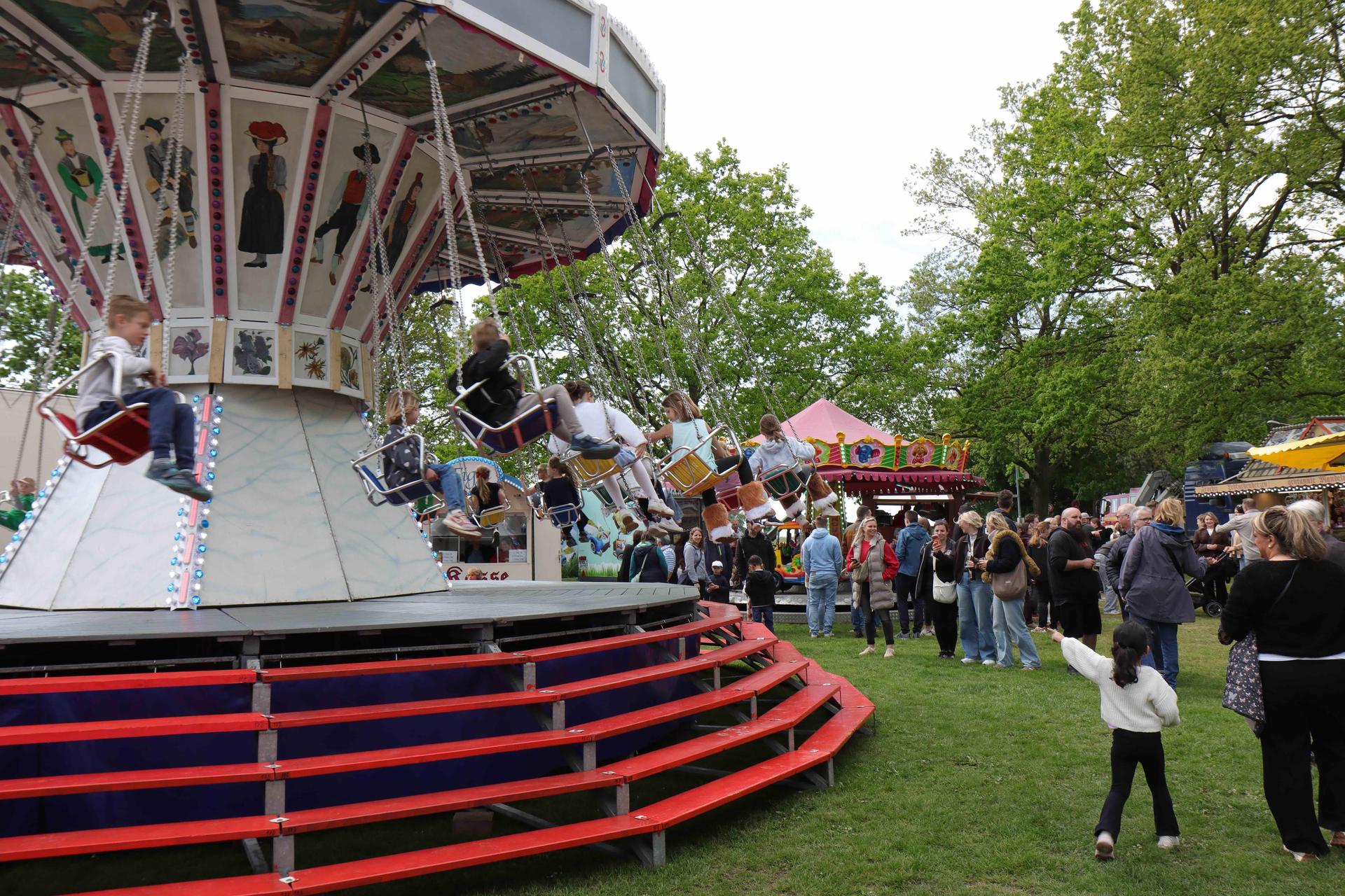 Dreht seine Runden: Das Kettenkarussell auf dem Festplatz.  (Foto: tau)