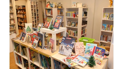 Das Büchereiteam hat die neue Dekoration platziert und zudem ein Quiz gestartet.  (Foto: bb)