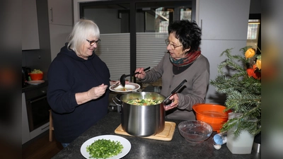 Anne Meinborn (li.) und Hanne Ibold bereiten zum Auftakt des Wärmewinters Wirsingsuppe mit Kartoffeln zu.  (Foto: gi)
